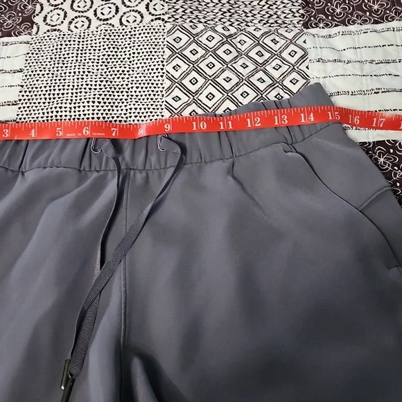 Lululemon Short Color Gray Size 8 - Picture 3 of 6